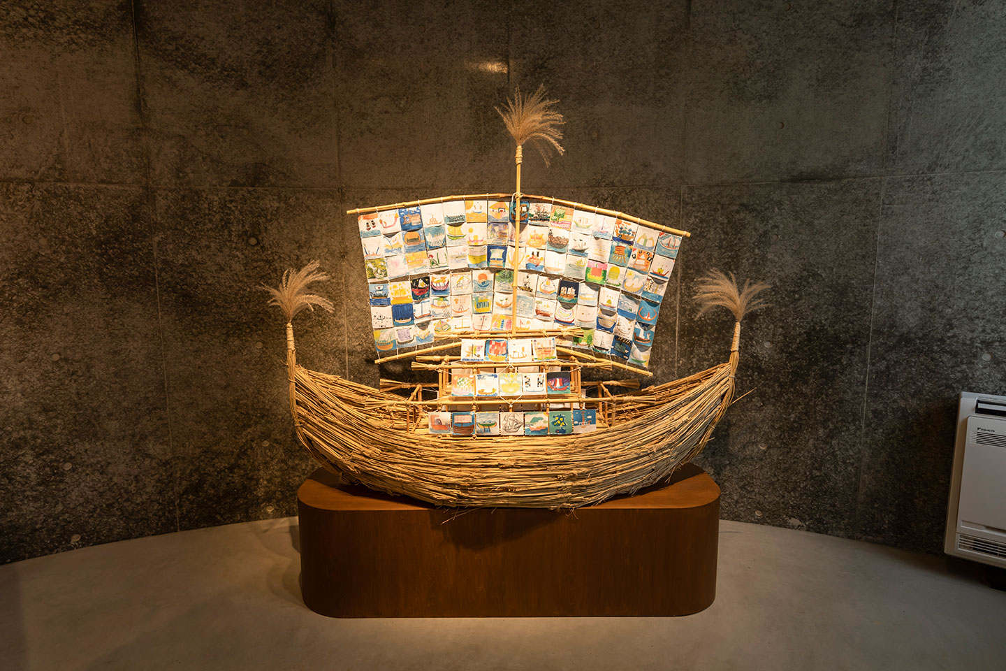 金属製 船のアート作品 額 手をたずさえる船 - 作品｜大地の
