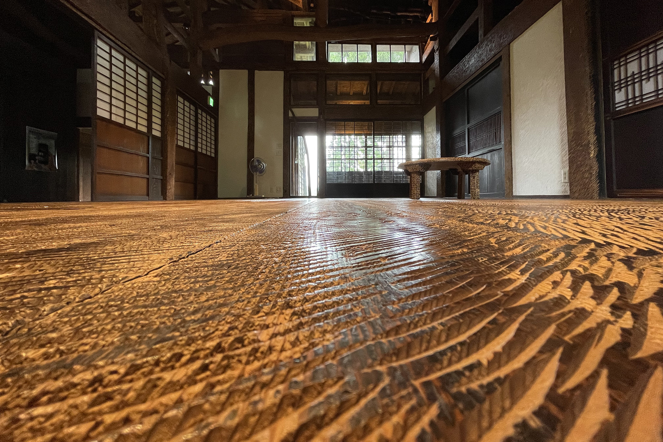 足裏で感じる学生たちの狂った熱意。「脱皮する家」誕生物語 - 美術は 